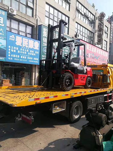 電動(dòng)叉車(chē)裝車(chē)運輸 (2)